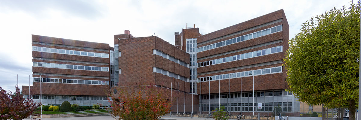 Edificio de Ciencias de la Universidad de Navarra, conocido popularmente como Hexágono